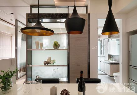 小小空間卻有著完整的家居功能格局，最愛大臥室的落地玻璃門，如云霧繚繞的仙境。這就是新家最終展示在我面前的第一感受。新家是邀請的朋友的裝修公司來設計裝修的。所以各個方面我們都比較放心，效果也是比其他裝修出來要好一些。特別是在整個裝修的家具方面，給了我們不少的意見，這樣也使得我們在家具搭配之后新家顯得更加的溫馨美麗了。