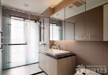 小小空間卻有著完整的家居功能格局，最愛大臥室的落地玻璃門，如云霧繚繞的仙境。這就是新家最終展示在我面前的第一感受。新家是邀請的朋友的裝修公司來設計裝修的。所以各個方面我們都比較放心，效果也是比其他裝修出來要好一些。特別是在整個裝修的家具方面，給了我們不少的意見，這樣也使得我們在家具搭配之后新家顯得更加的溫馨美麗了。