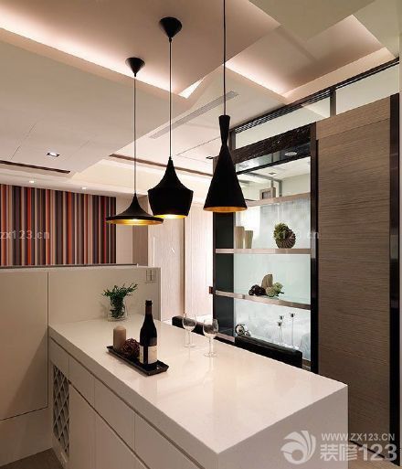 小小空間卻有著完整的家居功能格局，最愛大臥室的落地玻璃門，如云霧繚繞的仙境。這就是新家最終展示在我面前的第一感受。新家是邀請的朋友的裝修公司來設計裝修的。所以各個方面我們都比較放心，效果也是比其他裝修出來要好一些。特別是在整個裝修的家具方面，給了我們不少的意見，這樣也使得我們在家具搭配之后新家顯得更加的溫馨美麗了。