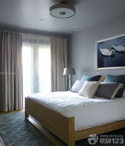 在整個新家裝飾的時候，我們更多的是將整個裝修的中心化在了對家具的選擇方面，當然在某些細節(jié)上，例如新家油漆的選擇上我們也是很看重的，畢竟關(guān)系著我們的健康，所以在油漆選擇的時候我們特地找了朋友來介紹好的油漆給我們。新家裝修完之后效果是很不錯的，當然這也是設(shè)計師和我們共同努力的結(jié)果。