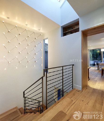 在整個新家裝飾的時候，我們更多的是將整個裝修的中心化在了對家具的選擇方面，當然在某些細節(jié)上，例如新家油漆的選擇上我們也是很看重的，畢竟關(guān)系著我們的健康，所以在油漆選擇的時候我們特地找了朋友來介紹好的油漆給我們。新家裝修完之后效果是很不錯的，當然這也是設(shè)計師和我們共同努力的結(jié)果。