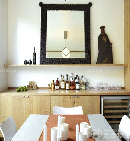 在整個新家裝飾的時候，我們更多的是將整個裝修的中心化在了對家具的選擇方面，當然在某些細節(jié)上，例如新家油漆的選擇上我們也是很看重的，畢竟關(guān)系著我們的健康，所以在油漆選擇的時候我們特地找了朋友來介紹好的油漆給我們。新家裝修完之后效果是很不錯的，當然這也是設(shè)計師和我們共同努力的結(jié)果。