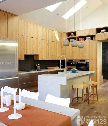 在整個新家裝飾的時候，我們更多的是將整個裝修的中心化在了對家具的選擇方面，當然在某些細節(jié)上，例如新家油漆的選擇上我們也是很看重的，畢竟關(guān)系著我們的健康，所以在油漆選擇的時候我們特地找了朋友來介紹好的油漆給我們。新家裝修完之后效果是很不錯的，當然這也是設(shè)計師和我們共同努力的結(jié)果。