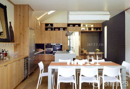 在整個新家裝飾的時候，我們更多的是將整個裝修的中心化在了對家具的選擇方面，當然在某些細節(jié)上，例如新家油漆的選擇上我們也是很看重的，畢竟關(guān)系著我們的健康，所以在油漆選擇的時候我們特地找了朋友來介紹好的油漆給我們。新家裝修完之后效果是很不錯的，當然這也是設(shè)計師和我們共同努力的結(jié)果。