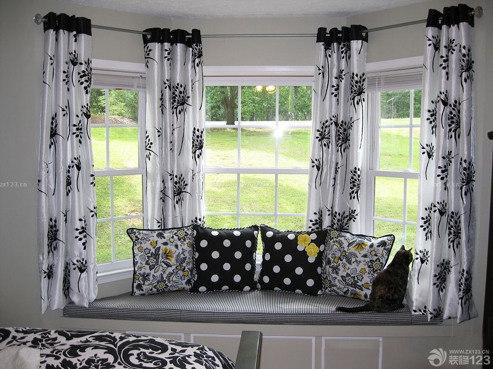 小户型客厅飘窗组合图案窗帘装修实景图欣赏