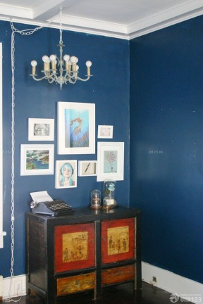 深蓝色墙面 美式风格