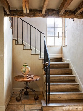 两层别墅室内铁艺楼梯扶手装修案例