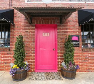 美式装修风格外墙砖粉色门装修效果图