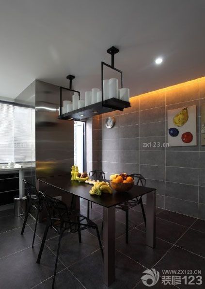 說真的，回想整個裝修的歷程還是很辛苦的，但是整個裝修的結(jié)果卻是很幸福的，經(jīng)歷了更多，才會更加懂得珍惜，經(jīng)歷了裝修的辛苦，也就更加的熱愛了自己的家。裝修歷時4個月，我們的裝修費用是十萬塊。只有在水電部分我們返工了一點，因為管子出現(xiàn)了部分漏水，我們重新?lián)Q了一批，其他工序都是正常的施工并完成的。