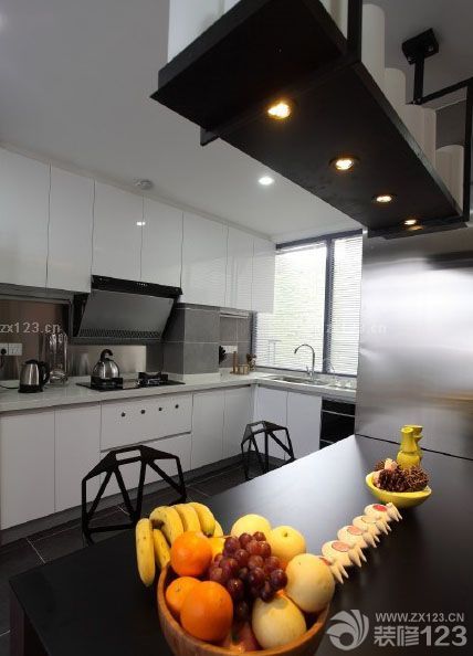 說真的，回想整個裝修的歷程還是很辛苦的，但是整個裝修的結(jié)果卻是很幸福的，經(jīng)歷了更多，才會更加懂得珍惜，經(jīng)歷了裝修的辛苦，也就更加的熱愛了自己的家。裝修歷時4個月，我們的裝修費用是十萬塊。只有在水電部分我們返工了一點，因為管子出現(xiàn)了部分漏水，我們重新?lián)Q了一批，其他工序都是正常的施工并完成的。