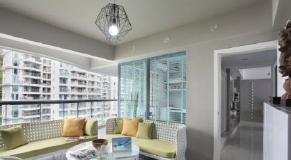 說真的，回想整個裝修的歷程還是很辛苦的，但是整個裝修的結(jié)果卻是很幸福的，經(jīng)歷了更多，才會更加懂得珍惜，經(jīng)歷了裝修的辛苦，也就更加的熱愛了自己的家。裝修歷時4個月，我們的裝修費用是十萬塊。只有在水電部分我們返工了一點，因為管子出現(xiàn)了部分漏水，我們重新?lián)Q了一批，其他工序都是正常的施工并完成的。