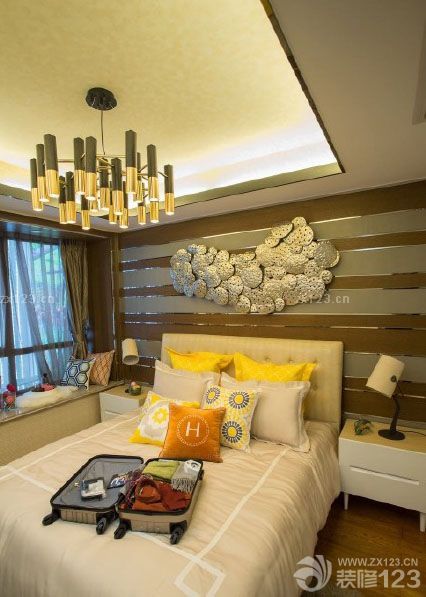 這次的裝修真的是超級累，水電部分還好，我們能夠接受，不是大問題，只是部分水管感覺很脆弱，只是在油漆方面我們很無奈，裝修師傅給我們推薦的那款油漆太刺鼻了，而且我們看沒有類似與合格證或者免檢產(chǎn)品的標(biāo)志，所以我們強(qiáng)制換了一批新的，耽誤了我們幾天，不然這樣劣質(zhì)的裝修油漆會影響我們的健康的。希望最近準(zhǔn)備裝修的朋友們要注意，特別是油漆方面一定要用合格的材料，這樣對自己的健康負(fù)責(zé)任。