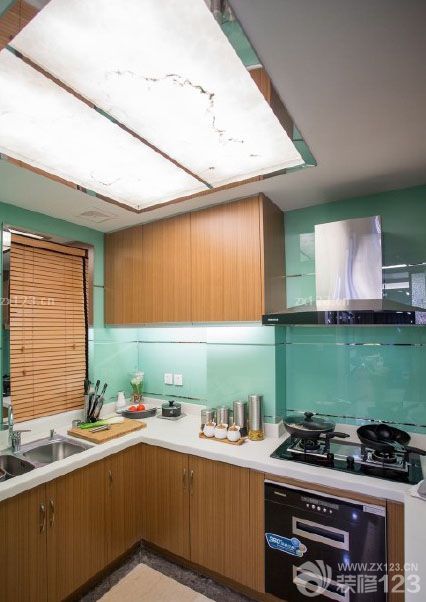 這次的裝修真的是超級累，水電部分還好，我們能夠接受，不是大問題，只是部分水管感覺很脆弱，只是在油漆方面我們很無奈，裝修師傅給我們推薦的那款油漆太刺鼻了，而且我們看沒有類似與合格證或者免檢產(chǎn)品的標(biāo)志，所以我們強(qiáng)制換了一批新的，耽誤了我們幾天，不然這樣劣質(zhì)的裝修油漆會影響我們的健康的。希望最近準(zhǔn)備裝修的朋友們要注意，特別是油漆方面一定要用合格的材料，這樣對自己的健康負(fù)責(zé)任。