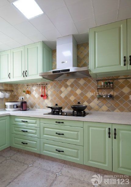 一直都對(duì)新家充滿了期待，直到開始裝修的這一刻，自己也難掩激動(dòng)的心情，在拿到鑰匙之前自己已經(jīng)托設(shè)計(jì)師朋友設(shè)計(jì)好了方案，現(xiàn)在就可以直接開工，水電安裝也是我們最擔(dān)心的部分，畢竟以后返工會(huì)很麻煩，所以我們特地叮囑師傅要慢一點(diǎn)。后續(xù)的油漆也是，為了健康，我們選擇的時(shí)候是好的牌子都看過(guò)了，糾結(jié)了半天才選好的。總之新家在我們的努力下，順利完工了。