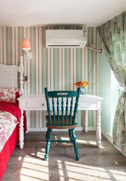 一直都對(duì)新家充滿了期待，直到開始裝修的這一刻，自己也難掩激動(dòng)的心情，在拿到鑰匙之前自己已經(jīng)托設(shè)計(jì)師朋友設(shè)計(jì)好了方案，現(xiàn)在就可以直接開工，水電安裝也是我們最擔(dān)心的部分，畢竟以后返工會(huì)很麻煩，所以我們特地叮囑師傅要慢一點(diǎn)。后續(xù)的油漆也是，為了健康，我們選擇的時(shí)候是好的牌子都看過(guò)了，糾結(jié)了半天才選好的。總之新家在我們的努力下，順利完工了。