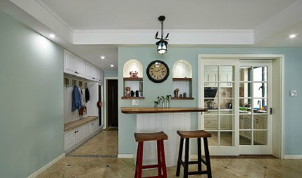 美式對(duì)于我來(lái)說(shuō)一直都是比較鐘愛(ài)的風(fēng)格，不僅是色彩方面，還有就是在家具的搭配上，美式的家具給我的感覺(jué)就是眼前一亮，很是喜歡，也可以說(shuō)是一見(jiàn)鐘情。裝修開始到最后時(shí)間歷時(shí)5個(gè)月，花費(fèi)我12萬(wàn)的裝修費(fèi)用，其中2萬(wàn)多是家具方面的，我們自己搭配自己買。才有這樣好的效果。