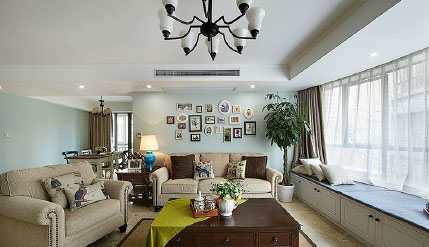 美式對(duì)于我來(lái)說(shuō)一直都是比較鐘愛(ài)的風(fēng)格，不僅是色彩方面，還有就是在家具的搭配上，美式的家具給我的感覺(jué)就是眼前一亮，很是喜歡，也可以說(shuō)是一見(jiàn)鐘情。裝修開始到最后時(shí)間歷時(shí)5個(gè)月，花費(fèi)我12萬(wàn)的裝修費(fèi)用，其中2萬(wàn)多是家具方面的，我們自己搭配自己買。才有這樣好的效果。