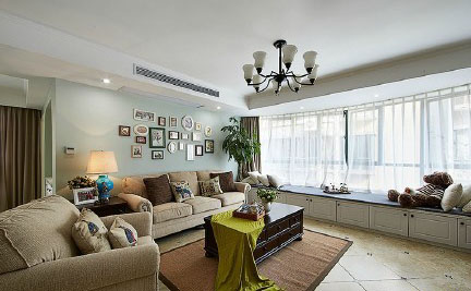 美式對(duì)于我來(lái)說(shuō)一直都是比較鐘愛(ài)的風(fēng)格，不僅是色彩方面，還有就是在家具的搭配上，美式的家具給我的感覺(jué)就是眼前一亮，很是喜歡，也可以說(shuō)是一見(jiàn)鐘情。裝修開始到最后時(shí)間歷時(shí)5個(gè)月，花費(fèi)我12萬(wàn)的裝修費(fèi)用，其中2萬(wàn)多是家具方面的，我們自己搭配自己買。才有這樣好的效果。