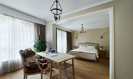 美式對(duì)于我來(lái)說(shuō)一直都是比較鐘愛(ài)的風(fēng)格，不僅是色彩方面，還有就是在家具的搭配上，美式的家具給我的感覺(jué)就是眼前一亮，很是喜歡，也可以說(shuō)是一見(jiàn)鐘情。裝修開始到最后時(shí)間歷時(shí)5個(gè)月，花費(fèi)我12萬(wàn)的裝修費(fèi)用，其中2萬(wàn)多是家具方面的，我們自己搭配自己買。才有這樣好的效果。