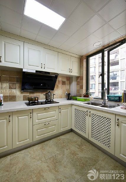 美式對(duì)于我來(lái)說(shuō)一直都是比較鐘愛(ài)的風(fēng)格，不僅是色彩方面，還有就是在家具的搭配上，美式的家具給我的感覺(jué)就是眼前一亮，很是喜歡，也可以說(shuō)是一見(jiàn)鐘情。裝修開始到最后時(shí)間歷時(shí)5個(gè)月，花費(fèi)我12萬(wàn)的裝修費(fèi)用，其中2萬(wàn)多是家具方面的，我們自己搭配自己買。才有這樣好的效果。