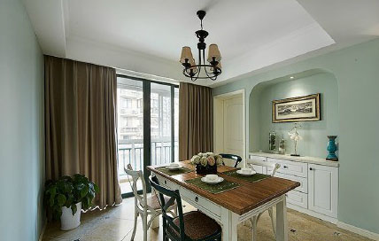 美式對(duì)于我來(lái)說(shuō)一直都是比較鐘愛(ài)的風(fēng)格，不僅是色彩方面，還有就是在家具的搭配上，美式的家具給我的感覺(jué)就是眼前一亮，很是喜歡，也可以說(shuō)是一見(jiàn)鐘情。裝修開始到最后時(shí)間歷時(shí)5個(gè)月，花費(fèi)我12萬(wàn)的裝修費(fèi)用，其中2萬(wàn)多是家具方面的，我們自己搭配自己買。才有這樣好的效果。