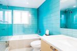 按摩浴缸背景墙墙面蓝色瓷砖装饰图