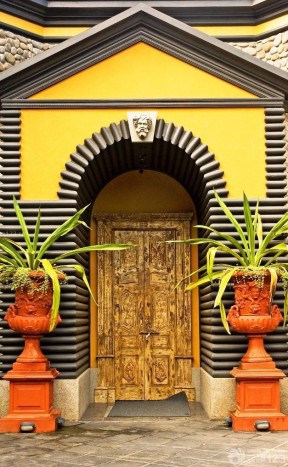 黄色门框 复古风格