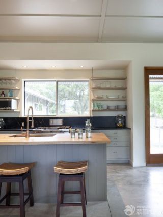 美式厨房木质餐椅配浅色瓷砖效果图