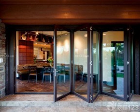 美式温馨半敞开式厨房玻璃折叠门效果图欣赏
