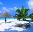 最美度假风景区沙滩长椅摆放图片
