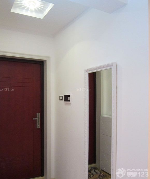 終于等到搬進(jìn)新家的這一天了，房子是去年下半年買的，裝修是年底開始裝修的，為的就是我和我未婚妻的婚禮作為婚房，開始我們兩個(gè)裝修的時(shí)候考慮了半天，不知道怎么弄才好，后來發(fā)現(xiàn)其實(shí)簡(jiǎn)約風(fēng)格還是很不錯(cuò)的，我們加一些漂亮的家具就能改變很多。所以開始裝修之后我們一邊裝修一邊設(shè)計(jì)。爭(zhēng)取把婚房弄的更加的美好一點(diǎn)?，F(xiàn)在看來，我們的努力沒有白費(fèi)，婚房很漂亮的呈現(xiàn)在我們面前了。