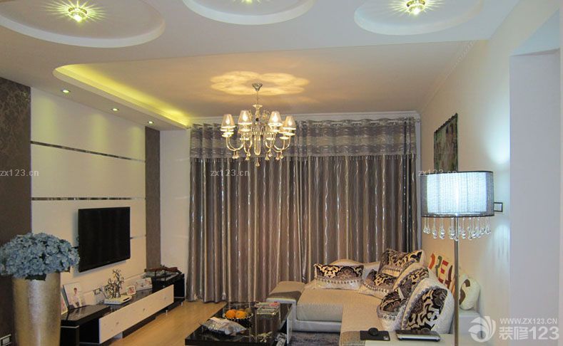 終于等到搬進(jìn)新家的這一天了，房子是去年下半年買的，裝修是年底開始裝修的，為的就是我和我未婚妻的婚禮作為婚房，開始我們兩個(gè)裝修的時(shí)候考慮了半天，不知道怎么弄才好，后來發(fā)現(xiàn)其實(shí)簡(jiǎn)約風(fēng)格還是很不錯(cuò)的，我們加一些漂亮的家具就能改變很多。所以開始裝修之后我們一邊裝修一邊設(shè)計(jì)。爭(zhēng)取把婚房弄的更加的美好一點(diǎn)?，F(xiàn)在看來，我們的努力沒有白費(fèi)，婚房很漂亮的呈現(xiàn)在我們面前了。