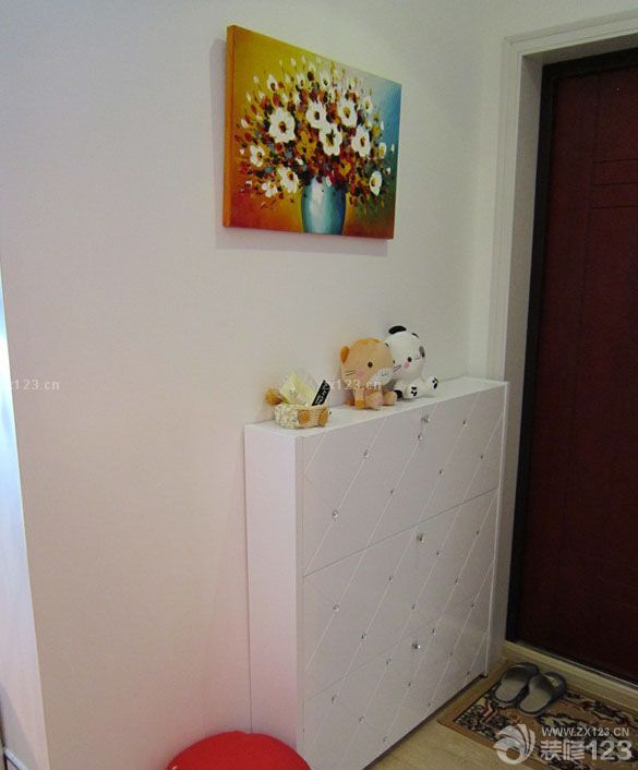 終于等到搬進(jìn)新家的這一天了，房子是去年下半年買的，裝修是年底開始裝修的，為的就是我和我未婚妻的婚禮作為婚房，開始我們兩個(gè)裝修的時(shí)候考慮了半天，不知道怎么弄才好，后來發(fā)現(xiàn)其實(shí)簡(jiǎn)約風(fēng)格還是很不錯(cuò)的，我們加一些漂亮的家具就能改變很多。所以開始裝修之后我們一邊裝修一邊設(shè)計(jì)。爭(zhēng)取把婚房弄的更加的美好一點(diǎn)?，F(xiàn)在看來，我們的努力沒有白費(fèi)，婚房很漂亮的呈現(xiàn)在我們面前了。