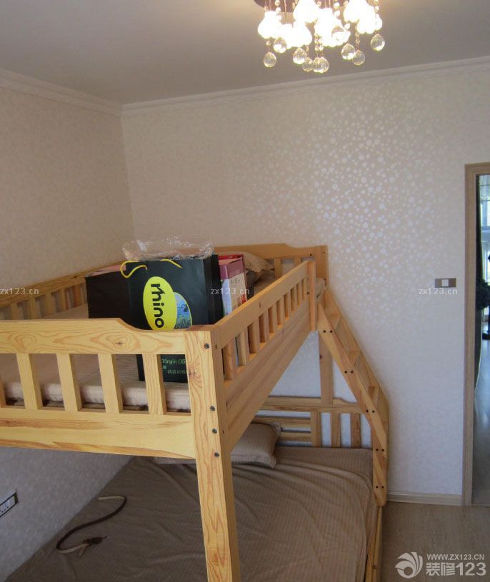 終于等到搬進(jìn)新家的這一天了，房子是去年下半年買的，裝修是年底開始裝修的，為的就是我和我未婚妻的婚禮作為婚房，開始我們兩個(gè)裝修的時(shí)候考慮了半天，不知道怎么弄才好，后來發(fā)現(xiàn)其實(shí)簡(jiǎn)約風(fēng)格還是很不錯(cuò)的，我們加一些漂亮的家具就能改變很多。所以開始裝修之后我們一邊裝修一邊設(shè)計(jì)。爭(zhēng)取把婚房弄的更加的美好一點(diǎn)?，F(xiàn)在看來，我們的努力沒有白費(fèi)，婚房很漂亮的呈現(xiàn)在我們面前了。