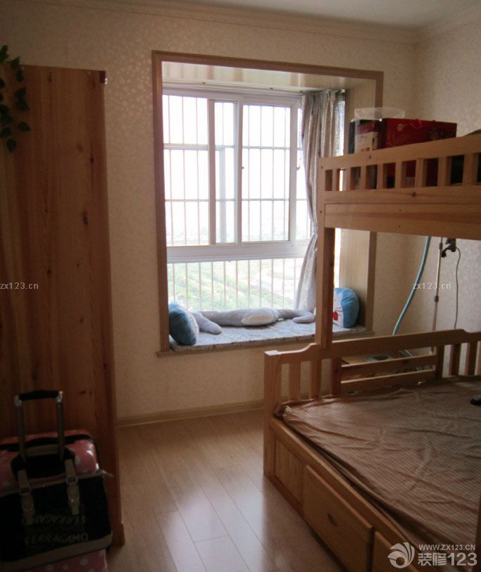 終于等到搬進(jìn)新家的這一天了，房子是去年下半年買的，裝修是年底開始裝修的，為的就是我和我未婚妻的婚禮作為婚房，開始我們兩個(gè)裝修的時(shí)候考慮了半天，不知道怎么弄才好，后來發(fā)現(xiàn)其實(shí)簡(jiǎn)約風(fēng)格還是很不錯(cuò)的，我們加一些漂亮的家具就能改變很多。所以開始裝修之后我們一邊裝修一邊設(shè)計(jì)。爭(zhēng)取把婚房弄的更加的美好一點(diǎn)。現(xiàn)在看來，我們的努力沒有白費(fèi)，婚房很漂亮的呈現(xiàn)在我們面前了。