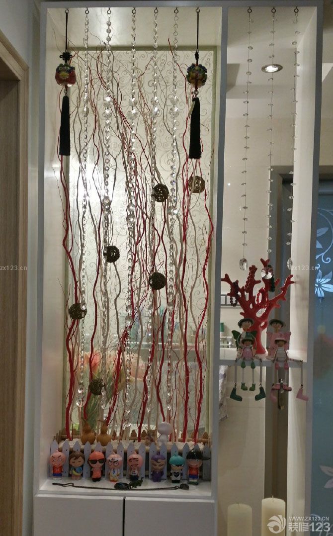 終于等到搬進(jìn)新家的這一天了，房子是去年下半年買的，裝修是年底開始裝修的，為的就是我和我未婚妻的婚禮作為婚房，開始我們兩個(gè)裝修的時(shí)候考慮了半天，不知道怎么弄才好，后來發(fā)現(xiàn)其實(shí)簡(jiǎn)約風(fēng)格還是很不錯(cuò)的，我們加一些漂亮的家具就能改變很多。所以開始裝修之后我們一邊裝修一邊設(shè)計(jì)。爭(zhēng)取把婚房弄的更加的美好一點(diǎn)?，F(xiàn)在看來，我們的努力沒有白費(fèi)，婚房很漂亮的呈現(xiàn)在我們面前了。