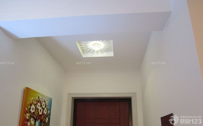 終于等到搬進(jìn)新家的這一天了，房子是去年下半年買的，裝修是年底開始裝修的，為的就是我和我未婚妻的婚禮作為婚房，開始我們兩個(gè)裝修的時(shí)候考慮了半天，不知道怎么弄才好，后來發(fā)現(xiàn)其實(shí)簡(jiǎn)約風(fēng)格還是很不錯(cuò)的，我們加一些漂亮的家具就能改變很多。所以開始裝修之后我們一邊裝修一邊設(shè)計(jì)。爭(zhēng)取把婚房弄的更加的美好一點(diǎn)?，F(xiàn)在看來，我們的努力沒有白費(fèi)，婚房很漂亮的呈現(xiàn)在我們面前了。