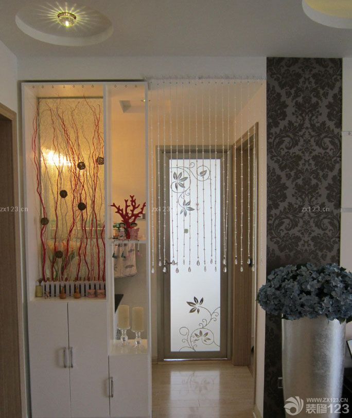 終于等到搬進(jìn)新家的這一天了，房子是去年下半年買的，裝修是年底開始裝修的，為的就是我和我未婚妻的婚禮作為婚房，開始我們兩個(gè)裝修的時(shí)候考慮了半天，不知道怎么弄才好，后來發(fā)現(xiàn)其實(shí)簡(jiǎn)約風(fēng)格還是很不錯(cuò)的，我們加一些漂亮的家具就能改變很多。所以開始裝修之后我們一邊裝修一邊設(shè)計(jì)。爭(zhēng)取把婚房弄的更加的美好一點(diǎn)?，F(xiàn)在看來，我們的努力沒有白費(fèi)，婚房很漂亮的呈現(xiàn)在我們面前了。