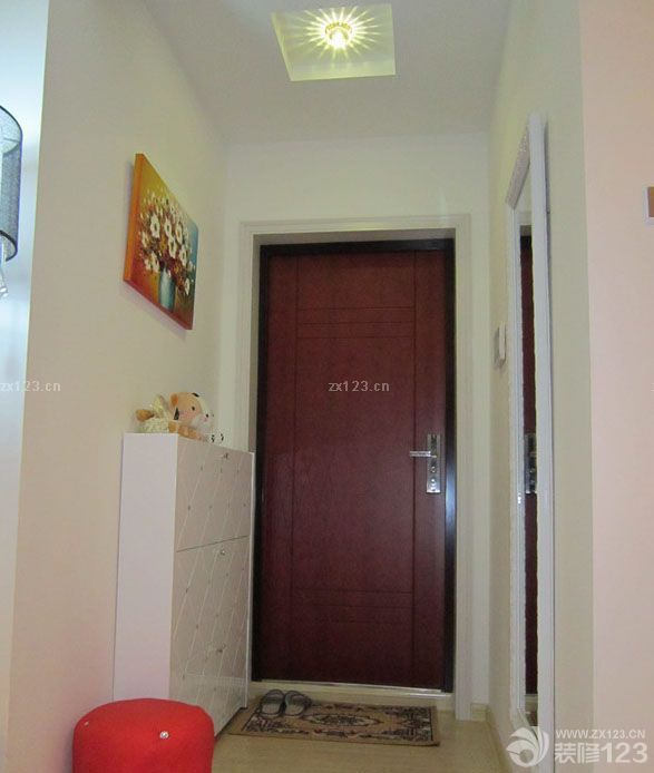 終于等到搬進(jìn)新家的這一天了，房子是去年下半年買的，裝修是年底開始裝修的，為的就是我和我未婚妻的婚禮作為婚房，開始我們兩個(gè)裝修的時(shí)候考慮了半天，不知道怎么弄才好，后來發(fā)現(xiàn)其實(shí)簡(jiǎn)約風(fēng)格還是很不錯(cuò)的，我們加一些漂亮的家具就能改變很多。所以開始裝修之后我們一邊裝修一邊設(shè)計(jì)。爭(zhēng)取把婚房弄的更加的美好一點(diǎn)。現(xiàn)在看來，我們的努力沒有白費(fèi)，婚房很漂亮的呈現(xiàn)在我們面前了。