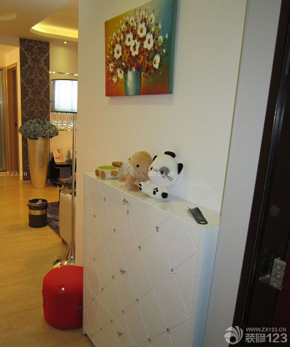 終于等到搬進(jìn)新家的這一天了，房子是去年下半年買的，裝修是年底開始裝修的，為的就是我和我未婚妻的婚禮作為婚房，開始我們兩個(gè)裝修的時(shí)候考慮了半天，不知道怎么弄才好，后來發(fā)現(xiàn)其實(shí)簡(jiǎn)約風(fēng)格還是很不錯(cuò)的，我們加一些漂亮的家具就能改變很多。所以開始裝修之后我們一邊裝修一邊設(shè)計(jì)。爭(zhēng)取把婚房弄的更加的美好一點(diǎn)。現(xiàn)在看來，我們的努力沒有白費(fèi)，婚房很漂亮的呈現(xiàn)在我們面前了。