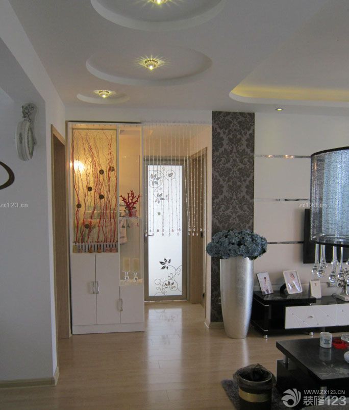 終于等到搬進(jìn)新家的這一天了，房子是去年下半年買的，裝修是年底開始裝修的，為的就是我和我未婚妻的婚禮作為婚房，開始我們兩個(gè)裝修的時(shí)候考慮了半天，不知道怎么弄才好，后來發(fā)現(xiàn)其實(shí)簡(jiǎn)約風(fēng)格還是很不錯(cuò)的，我們加一些漂亮的家具就能改變很多。所以開始裝修之后我們一邊裝修一邊設(shè)計(jì)。爭(zhēng)取把婚房弄的更加的美好一點(diǎn)?，F(xiàn)在看來，我們的努力沒有白費(fèi)，婚房很漂亮的呈現(xiàn)在我們面前了。