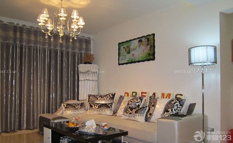 終于等到搬進(jìn)新家的這一天了，房子是去年下半年買的，裝修是年底開始裝修的，為的就是我和我未婚妻的婚禮作為婚房，開始我們兩個(gè)裝修的時(shí)候考慮了半天，不知道怎么弄才好，后來發(fā)現(xiàn)其實(shí)簡(jiǎn)約風(fēng)格還是很不錯(cuò)的，我們加一些漂亮的家具就能改變很多。所以開始裝修之后我們一邊裝修一邊設(shè)計(jì)。爭(zhēng)取把婚房弄的更加的美好一點(diǎn)?，F(xiàn)在看來，我們的努力沒有白費(fèi)，婚房很漂亮的呈現(xiàn)在我們面前了。