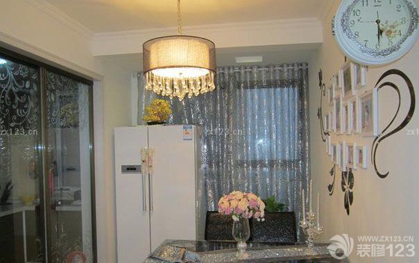 終于等到搬進(jìn)新家的這一天了，房子是去年下半年買的，裝修是年底開始裝修的，為的就是我和我未婚妻的婚禮作為婚房，開始我們兩個(gè)裝修的時(shí)候考慮了半天，不知道怎么弄才好，后來發(fā)現(xiàn)其實(shí)簡(jiǎn)約風(fēng)格還是很不錯(cuò)的，我們加一些漂亮的家具就能改變很多。所以開始裝修之后我們一邊裝修一邊設(shè)計(jì)。爭(zhēng)取把婚房弄的更加的美好一點(diǎn)?，F(xiàn)在看來，我們的努力沒有白費(fèi)，婚房很漂亮的呈現(xiàn)在我們面前了。