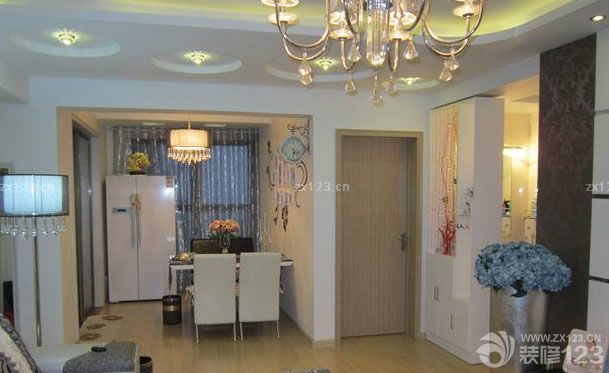 終于等到搬進(jìn)新家的這一天了，房子是去年下半年買的，裝修是年底開始裝修的，為的就是我和我未婚妻的婚禮作為婚房，開始我們兩個(gè)裝修的時(shí)候考慮了半天，不知道怎么弄才好，后來發(fā)現(xiàn)其實(shí)簡(jiǎn)約風(fēng)格還是很不錯(cuò)的，我們加一些漂亮的家具就能改變很多。所以開始裝修之后我們一邊裝修一邊設(shè)計(jì)。爭(zhēng)取把婚房弄的更加的美好一點(diǎn)?，F(xiàn)在看來，我們的努力沒有白費(fèi)，婚房很漂亮的呈現(xiàn)在我們面前了。