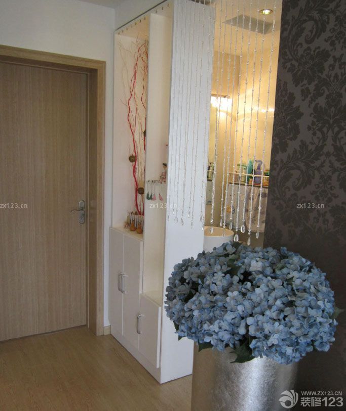 終于等到搬進(jìn)新家的這一天了，房子是去年下半年買的，裝修是年底開始裝修的，為的就是我和我未婚妻的婚禮作為婚房，開始我們兩個(gè)裝修的時(shí)候考慮了半天，不知道怎么弄才好，后來發(fā)現(xiàn)其實(shí)簡(jiǎn)約風(fēng)格還是很不錯(cuò)的，我們加一些漂亮的家具就能改變很多。所以開始裝修之后我們一邊裝修一邊設(shè)計(jì)。爭(zhēng)取把婚房弄的更加的美好一點(diǎn)?，F(xiàn)在看來，我們的努力沒有白費(fèi)，婚房很漂亮的呈現(xiàn)在我們面前了。