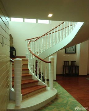美式小别墅房屋楼梯设计效果图片