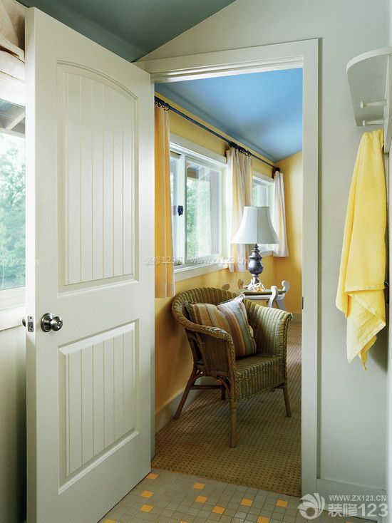 美式风格别墅室内白色房门设计图片