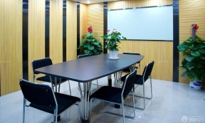 小型会议室布置 黄色墙面