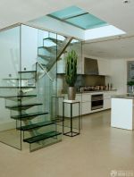90平米跃层玻璃楼梯设计案例