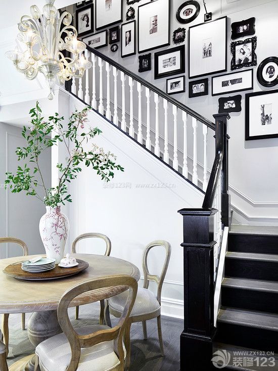 楼梯间黑白装饰画装修效果图